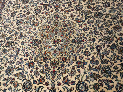 Semi-antique Kashan-style ivory rug, secondary medallion detail