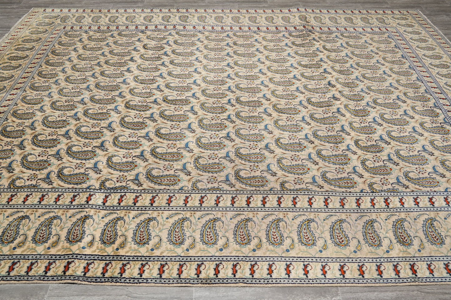 1970s paisley Kashan-style rug, boteh paisley motif detail