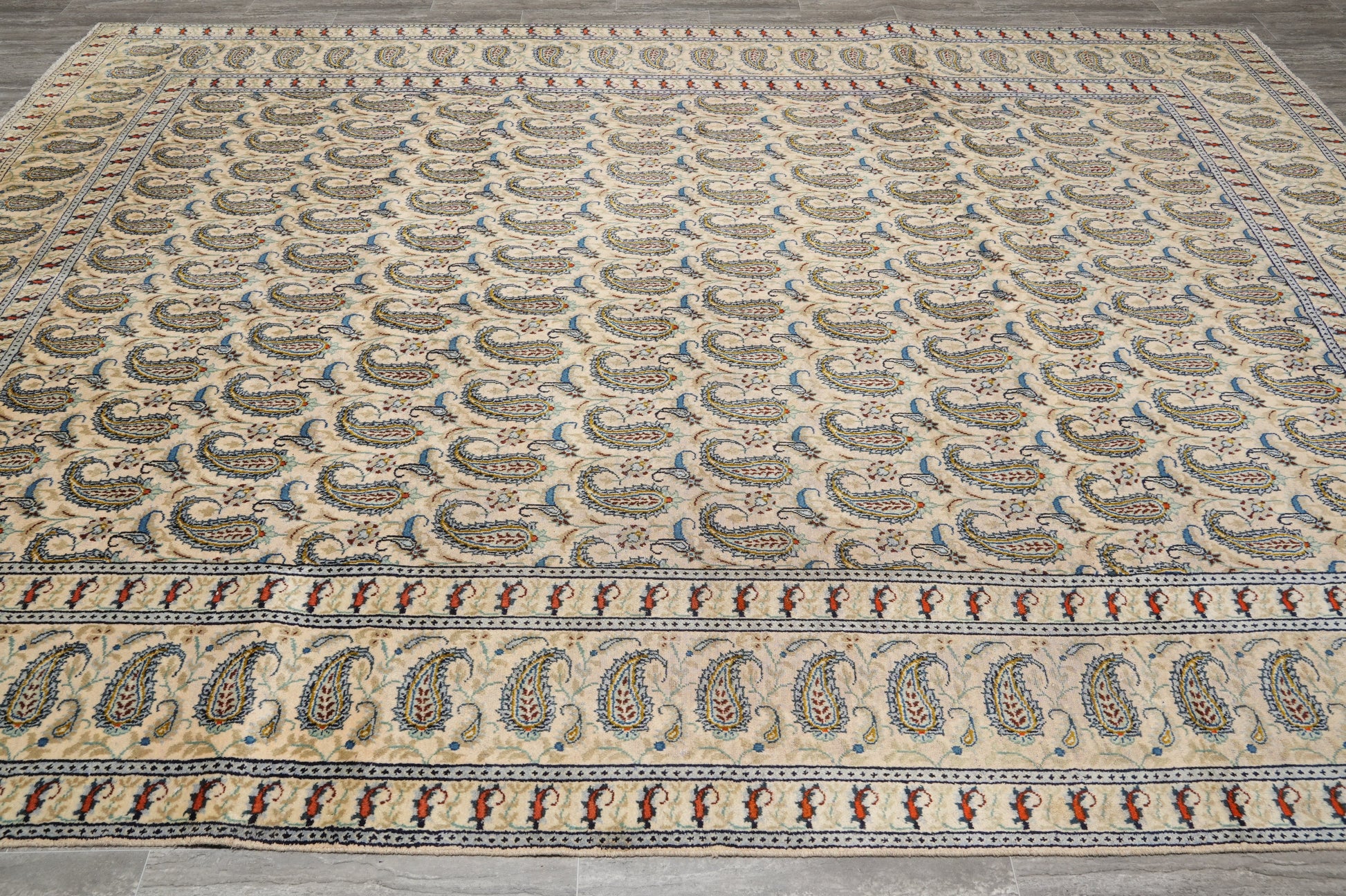1970s paisley Kashan-style rug, boteh paisley motif detail