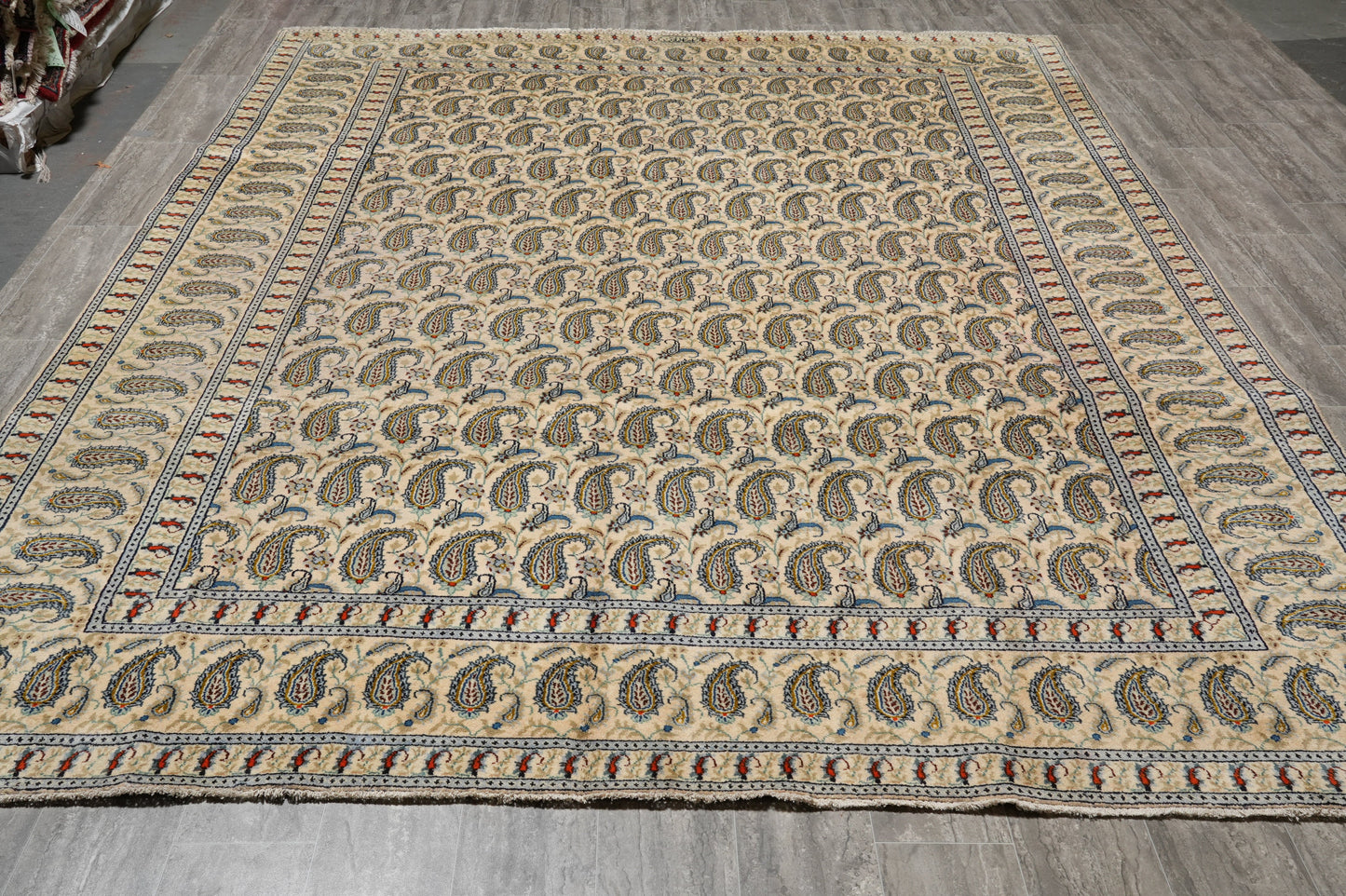 1970s paisley Kashan-style rug, border pattern close-up