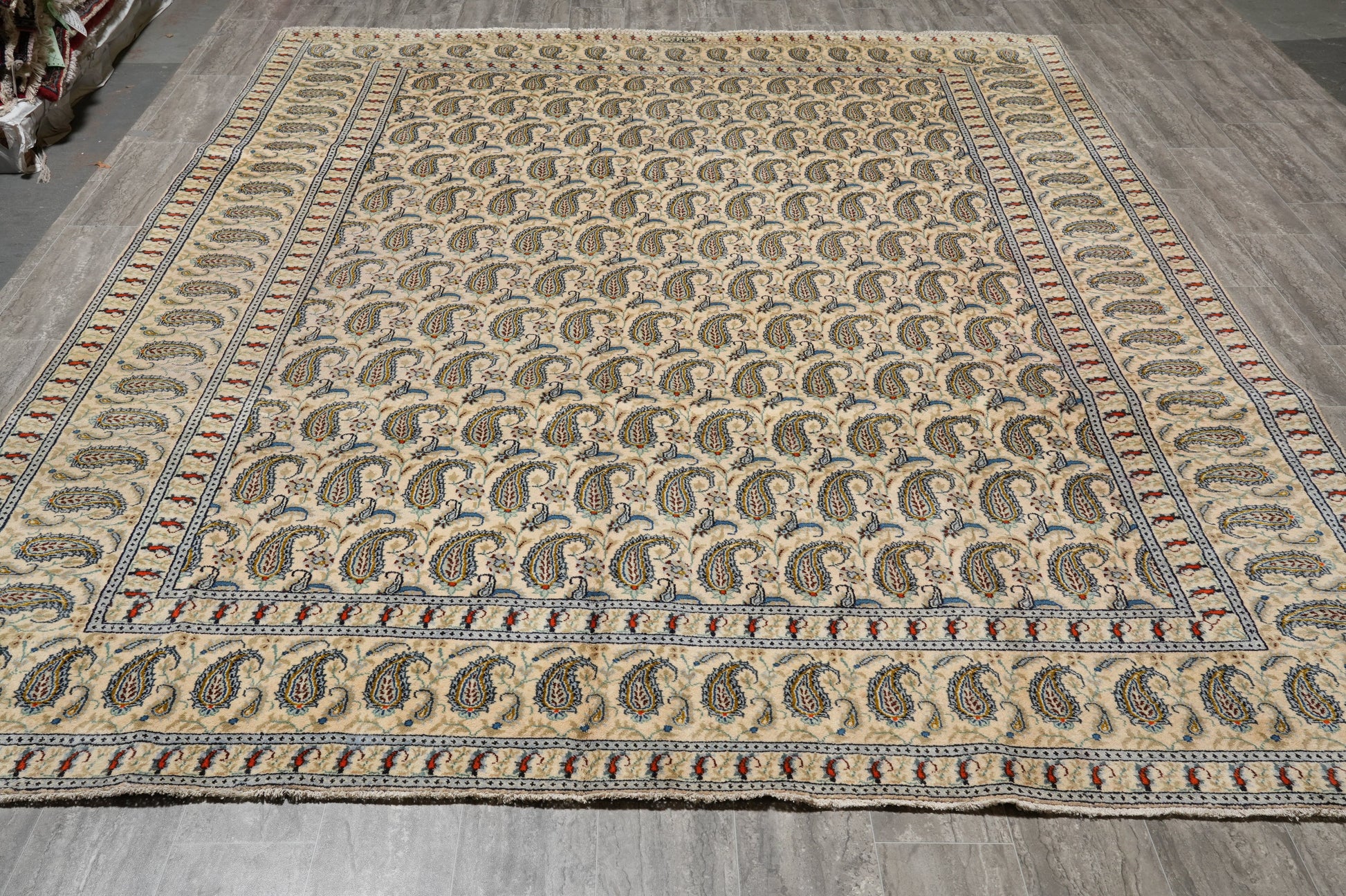 1970s paisley Kashan-style rug, border pattern close-up