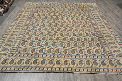 1970s paisley Kashan-style rug, border pattern close-up