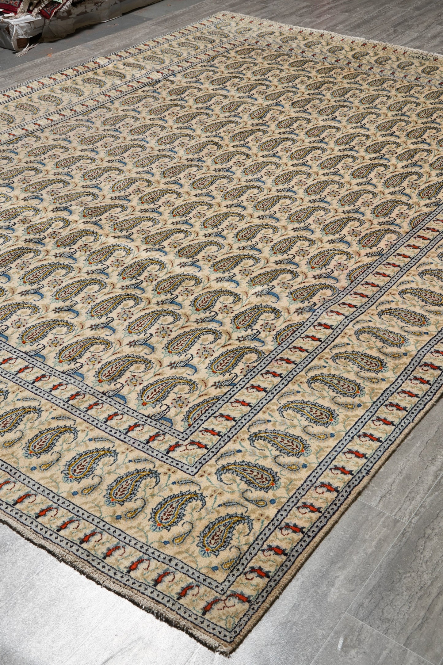 1970s paisley Kashan-style rug, edge and selvedge close-up