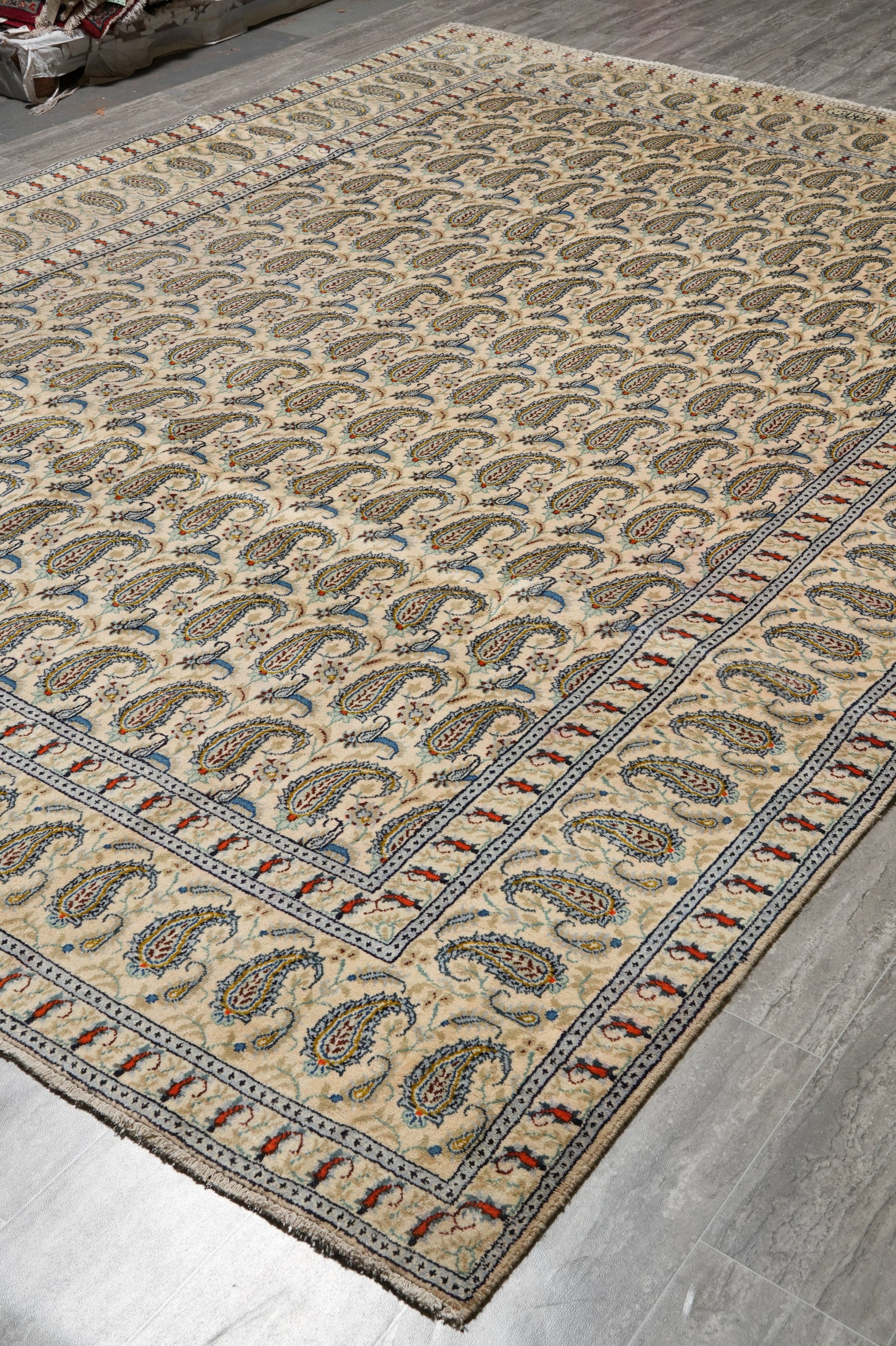 1970s paisley Kashan-style rug, edge and selvedge close-up