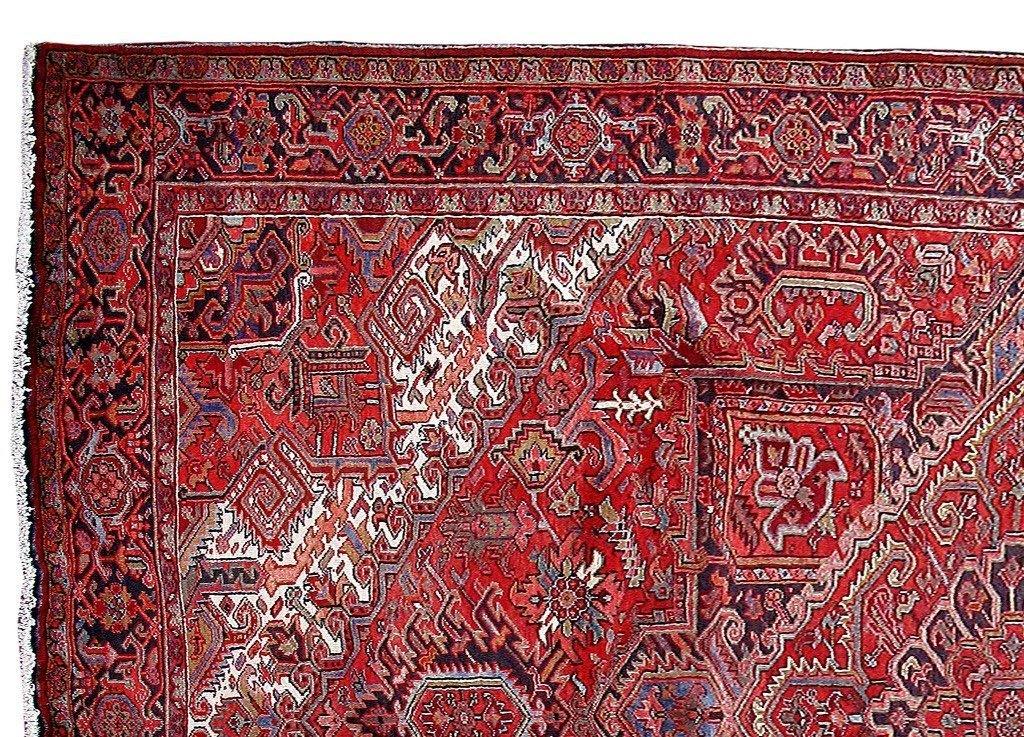9 x 13 Heriz-style hand-knotted wool rug, corner detail